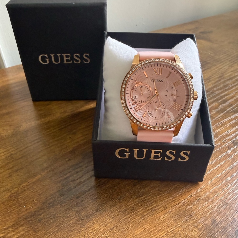 Brand new Guess Watch rose gold tone with pink silicone band - Picture 4 of 4